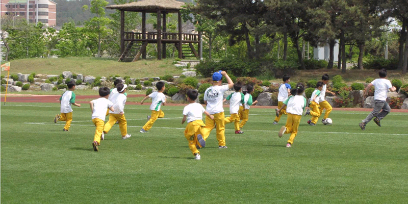 푸른하늘에 파란 꿈을 그려요의 아이들 축구게임