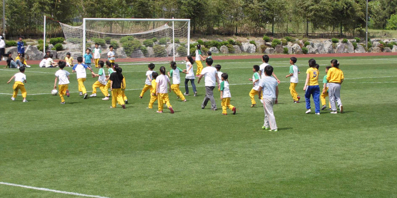 푸른하늘에 파란 꿈을 그려요의 아이들 축구 시합