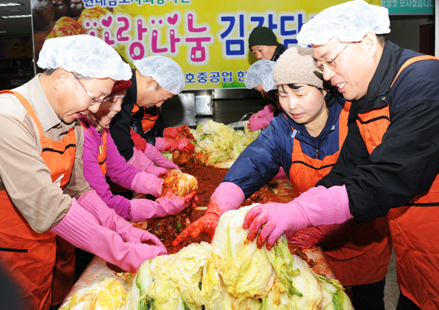 사랑으로 행복을 버무렸어요의 배추 속넣기